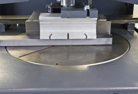 Rotary table for mitre cuts