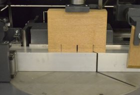 Rotary table for mitre cuts